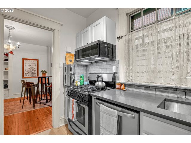 2109 Nw IRVING St 102, Portland, OR 97210
