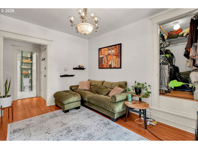 2109 Nw IRVING St 102, Portland, OR 97210