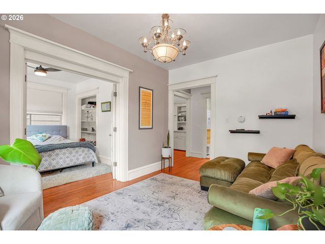 2109 Nw IRVING St 102, Portland, OR 97210