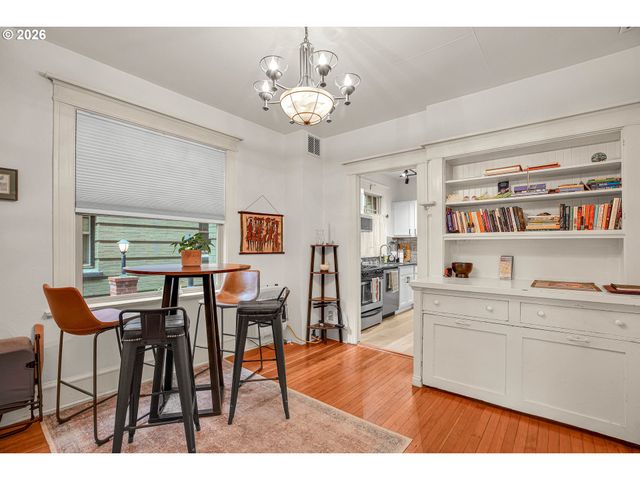 2109 Nw IRVING St 102, Portland, OR 97210