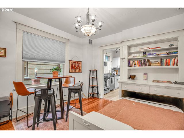 2109 Nw IRVING St 102, Portland, OR 97210