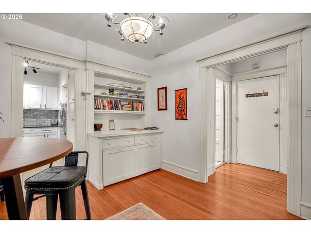 2109 Nw IRVING St 102, Portland, OR 97210