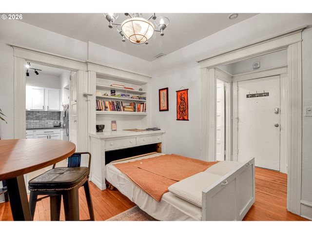 2109 Nw IRVING St 102, Portland, OR 97210