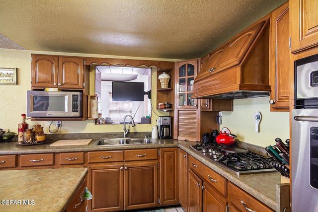 560 Fray Olguin Court, Socorro, TX 79927