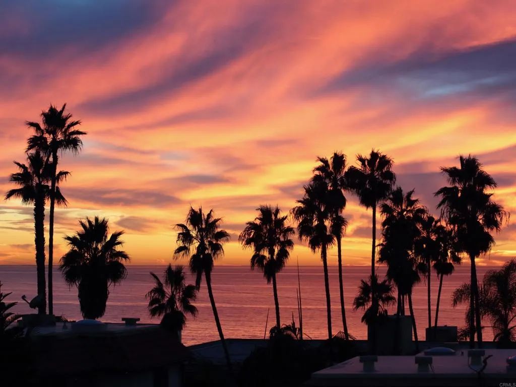 Image 2 of property listing at 460 Camino Del Mar 1, Del Mar, CA 92014