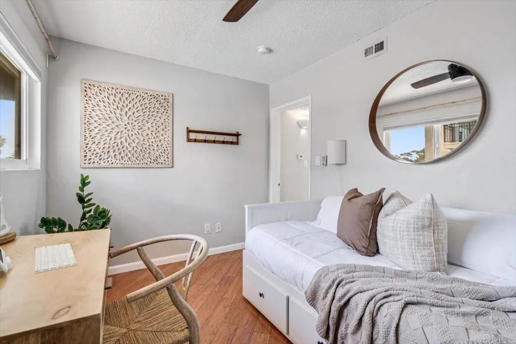 Image 11 of property listing at 460 Camino Del Mar 1, Del Mar, CA 92014