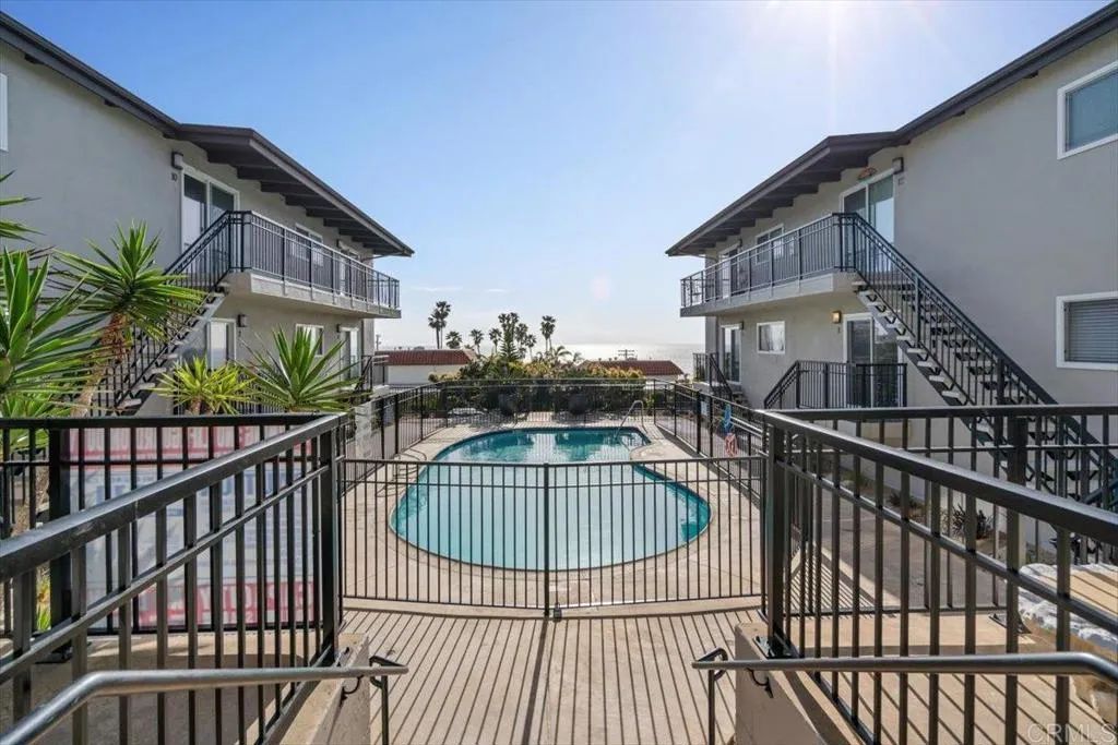 Image 16 of property listing at 460 Camino Del Mar 1, Del Mar, CA 92014