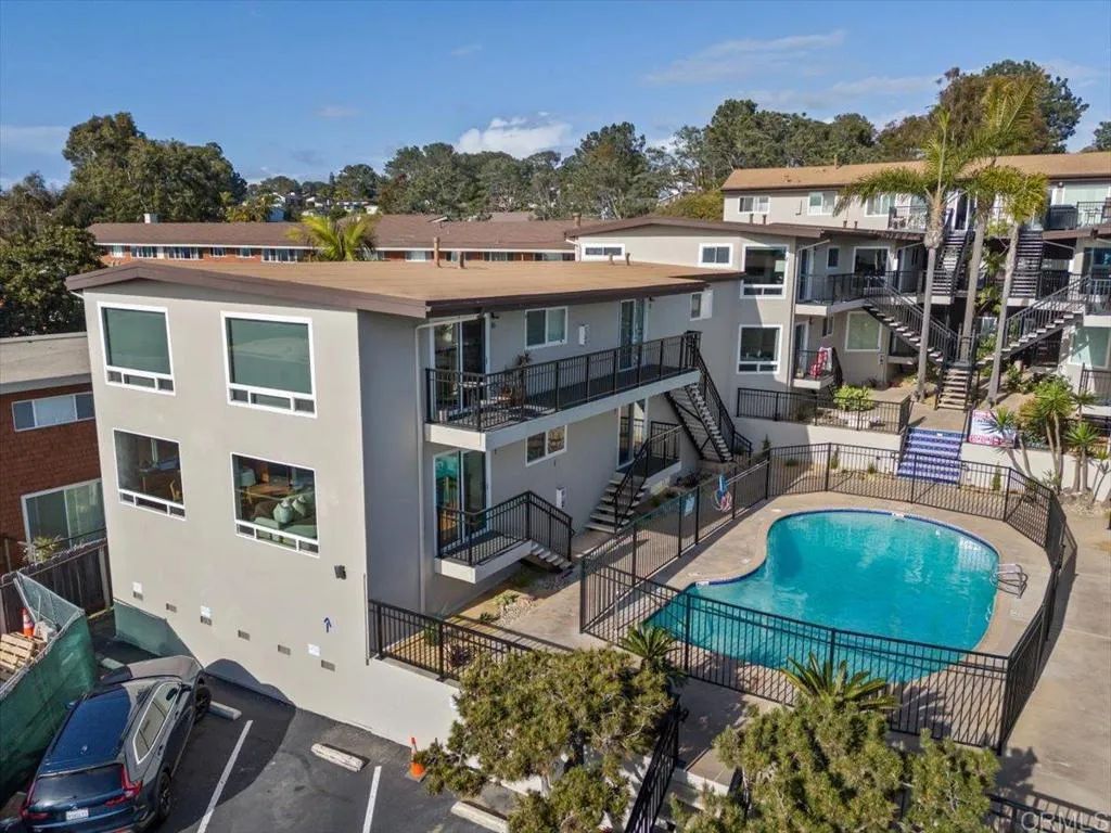 Image 17 of property listing at 460 Camino Del Mar 1, Del Mar, CA 92014