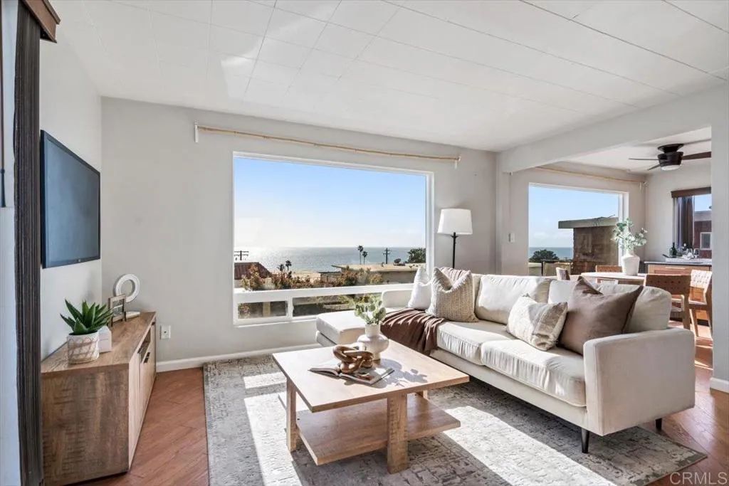 Image 3 of property listing at 460 Camino Del Mar 1, Del Mar, CA 92014