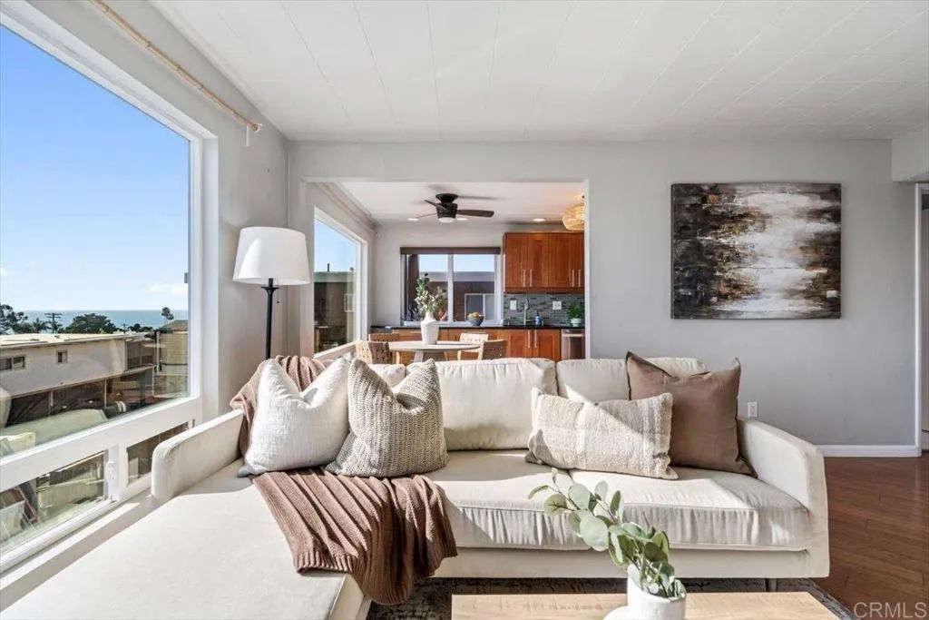 Image 4 of property listing at 460 Camino Del Mar 1, Del Mar, CA 92014