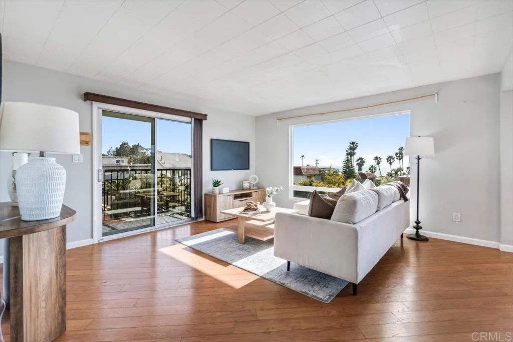 Image 5 of property listing at 460 Camino Del Mar 1, Del Mar, CA 92014