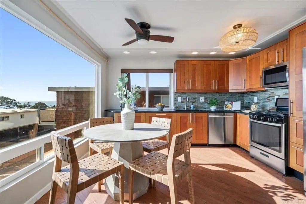 Image 6 of property listing at 460 Camino Del Mar 1, Del Mar, CA 92014