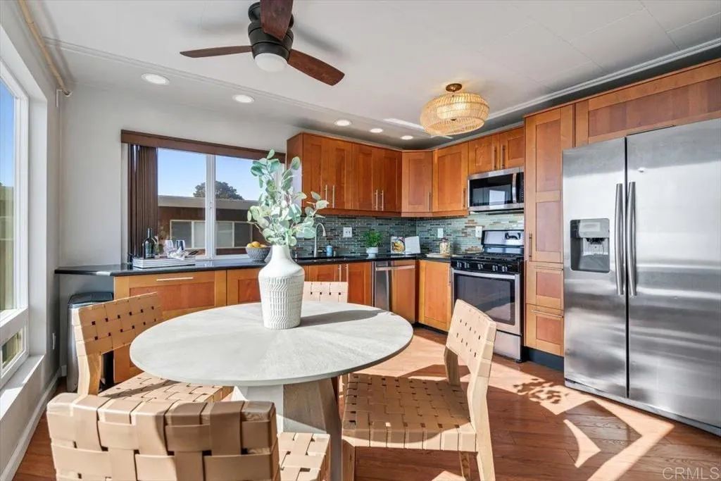 Image 7 of property listing at 460 Camino Del Mar 1, Del Mar, CA 92014