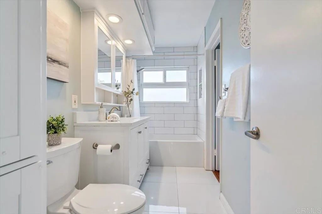 Image 10 of property listing at 460 Camino Del Mar 1, Del Mar, CA 92014