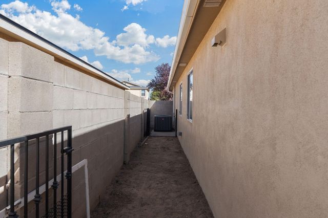 923 Chuckar Drive SW, Albuquerque, NM 87121