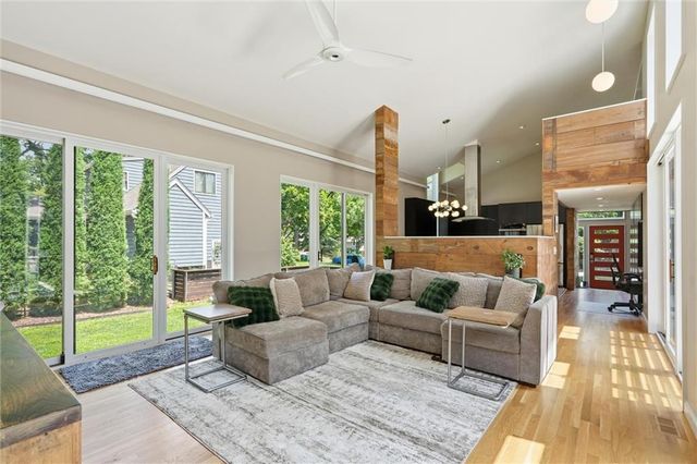 10308 Wenonga Lane, Leawood, KS 66206