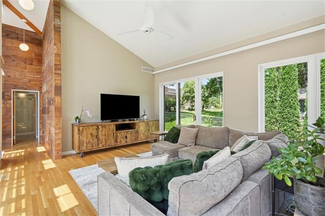 10308 Wenonga Lane, Leawood, KS 66206
