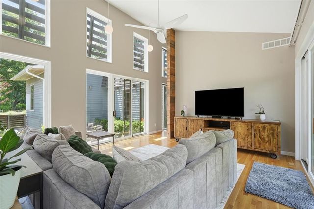 10308 Wenonga Lane, Leawood, KS 66206