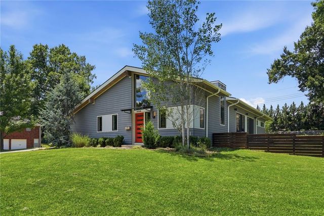 10308 Wenonga Lane, Leawood, KS 66206