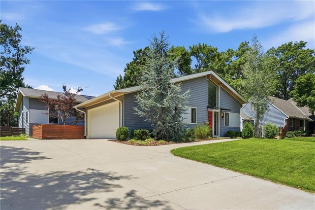 10308 Wenonga Lane, Leawood, KS 66206