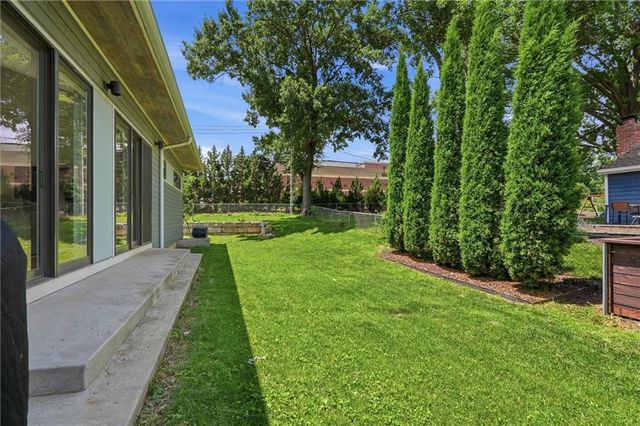 10308 Wenonga Lane, Leawood, KS 66206