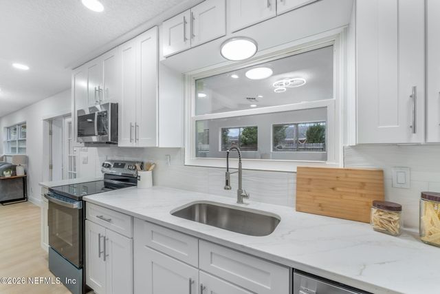 8460 LYNDA SUE Lane W, Jacksonville, FL 32217