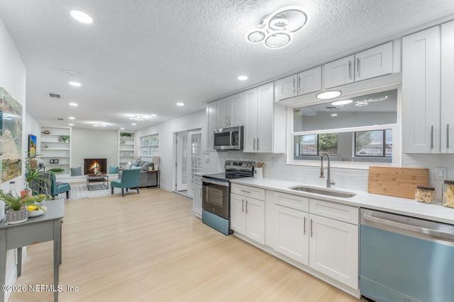 8460 LYNDA SUE Lane W, Jacksonville, FL 32217