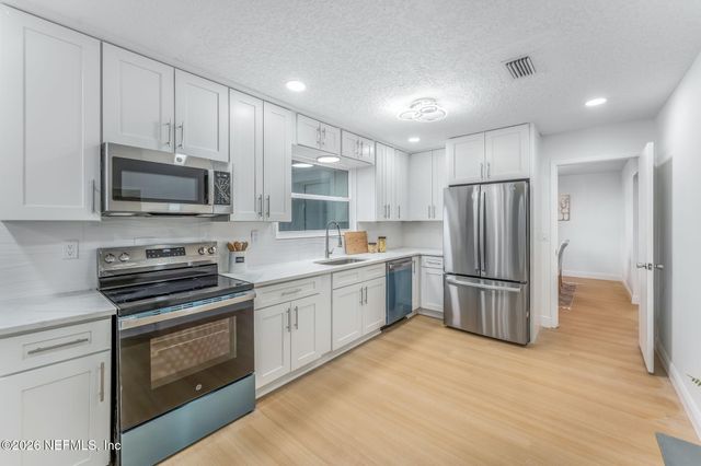 8460 LYNDA SUE Lane W, Jacksonville, FL 32217