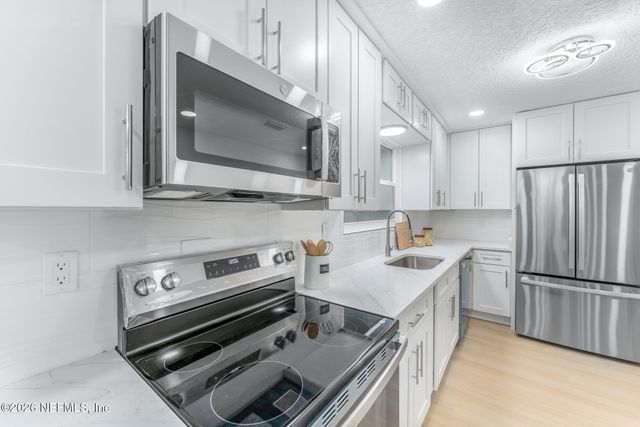 8460 LYNDA SUE Lane W, Jacksonville, FL 32217