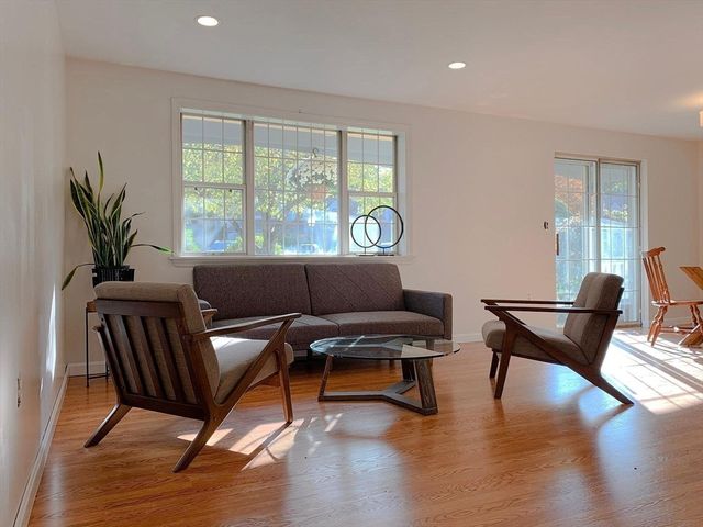 45 Kennedy Dr 45, Chelmsford, MA 01863