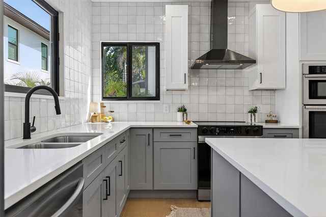 159 17TH AVENUE N, St Petersburg, FL 33704