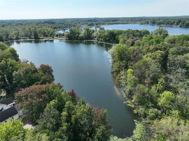000 Edgelake Drive, Lakeland, MI 48139