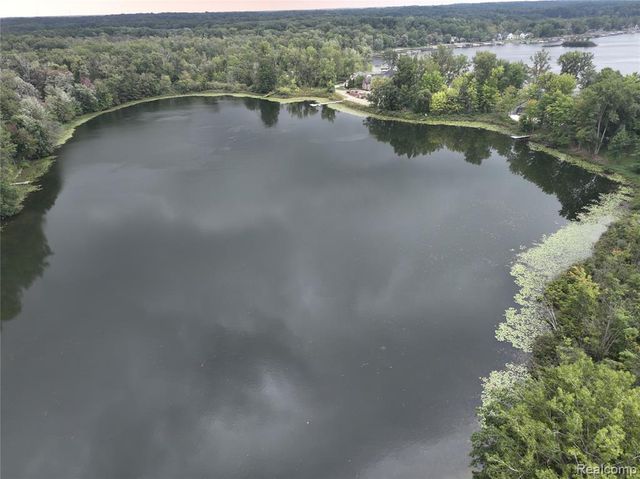 000 Edgelake Drive, Lakeland, MI 48139