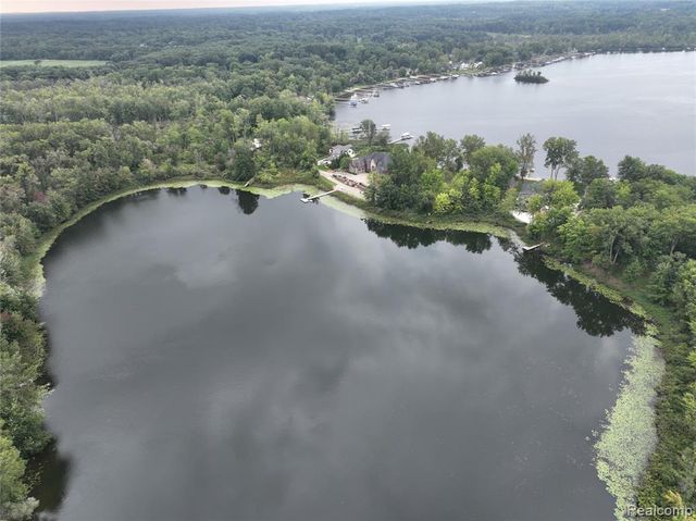 000 Edgelake Drive, Lakeland, MI 48139