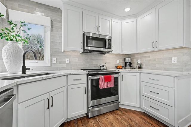 16122 W 80th Street, Lenexa, KS 66219