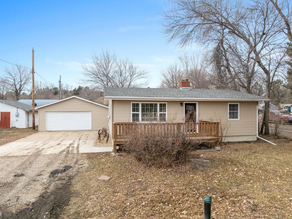 2616 VALLEY STREET, Minot, ND 58701