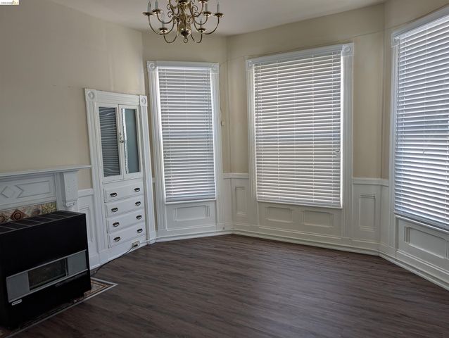 1086 66Th St, Oakland, CA 94608