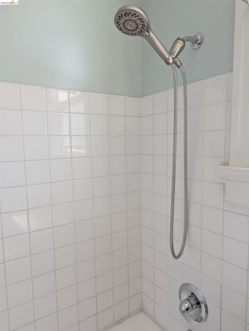 1086 66Th St, Oakland, CA 94608