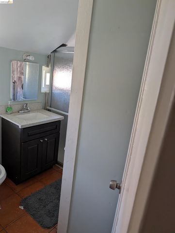 1086 66Th St, Oakland, CA 94608