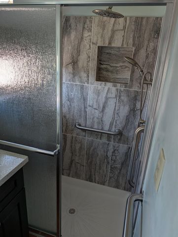 1086 66Th St, Oakland, CA 94608
