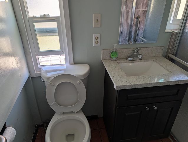 1086 66Th St, Oakland, CA 94608