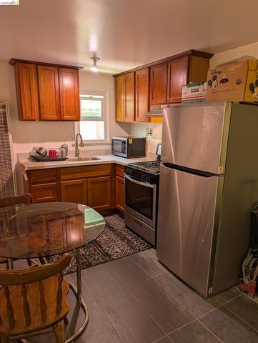 1086 66Th St, Oakland, CA 94608