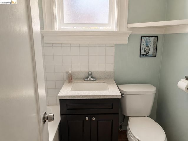 1086 66Th St, Oakland, CA 94608