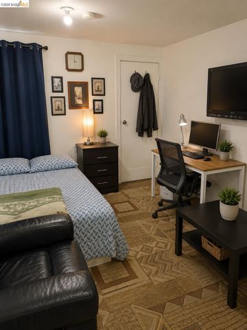 1086 66Th St, Oakland, CA 94608