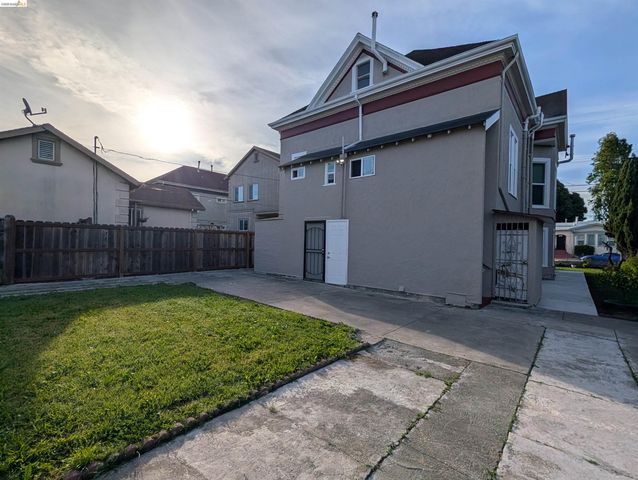1086 66Th St, Oakland, CA 94608