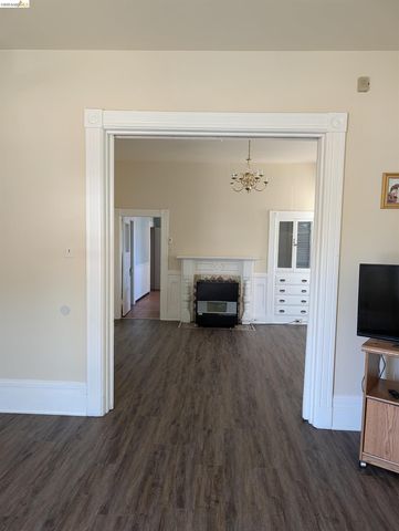 1086 66Th St, Oakland, CA 94608