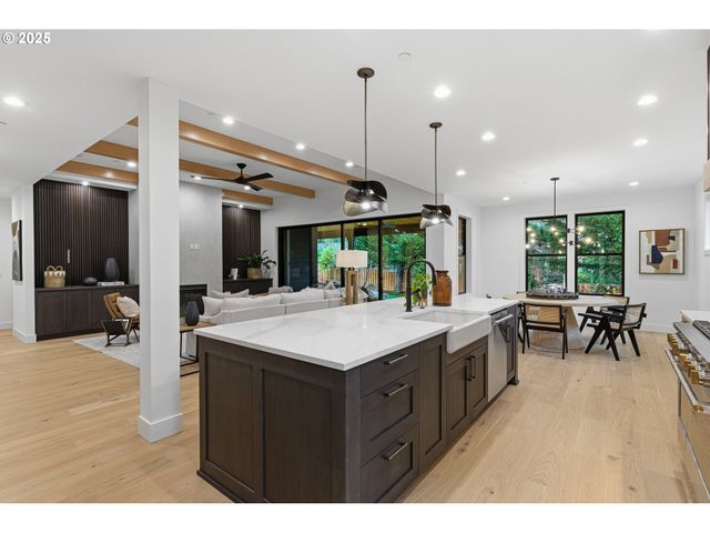 14100 Knaus Rd, Lake Oswego, OR 97034