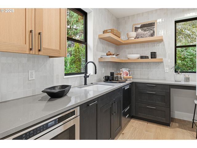 14100 Knaus Rd, Lake Oswego, OR 97034