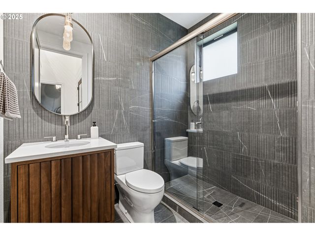 14100 Knaus Rd, Lake Oswego, OR 97034