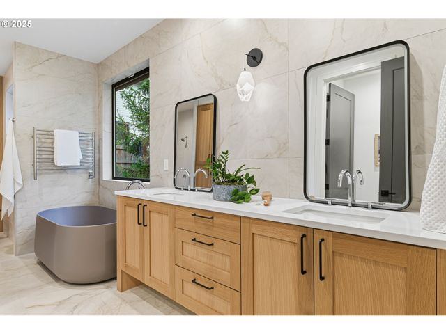 14100 Knaus Rd, Lake Oswego, OR 97034